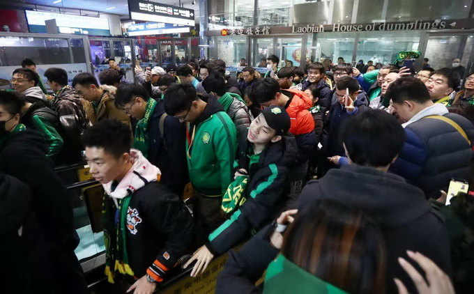 关于曼联重伤倒地，国安全队围拢祈祷，场面感人的信息